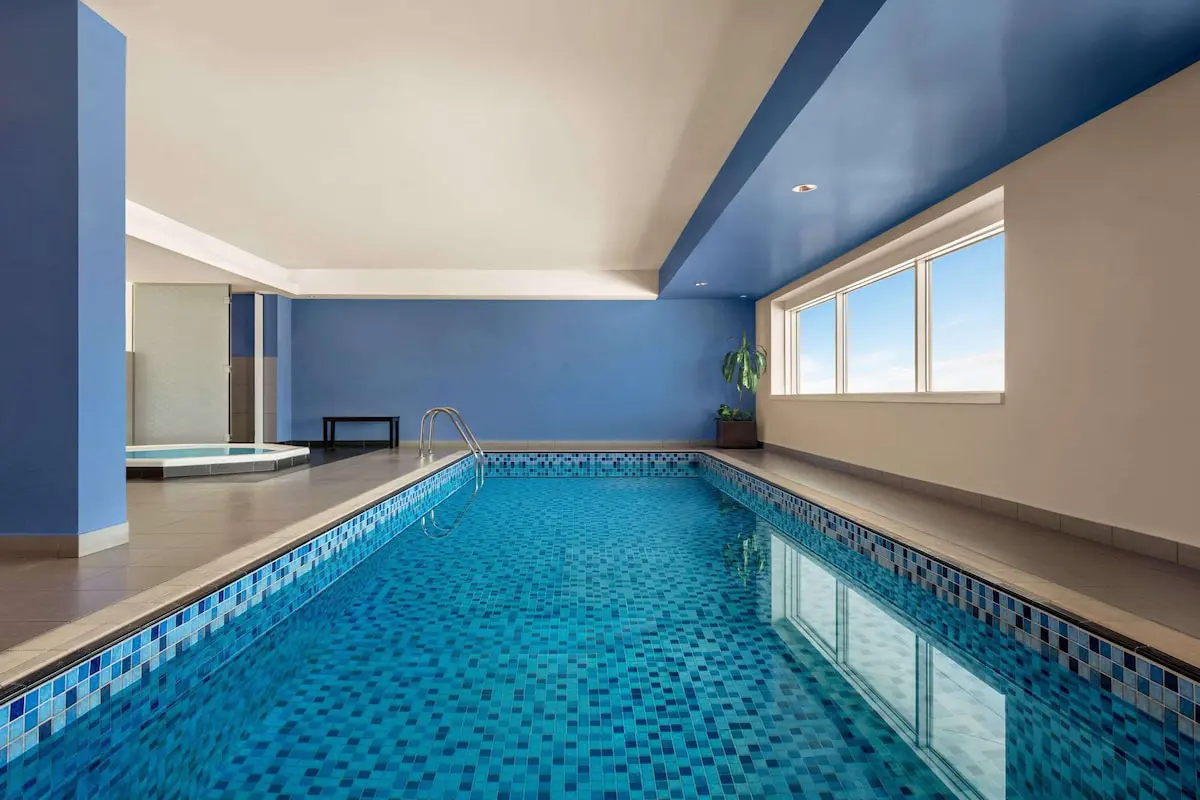 استخر هتل رامادا پلازا بای ویندهام دبی دیره